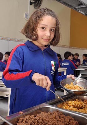 Para manter a qualidade na merenda escolar a capacitação constante das profissionais no preparo é fundamental
