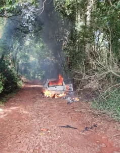 ítima foi encontrada queimada ao lado de carro pegando fogo em Rolândia — Foto: PMPR/divilgação A Polícia Civil informou apenas que o casal tinha um relacionament